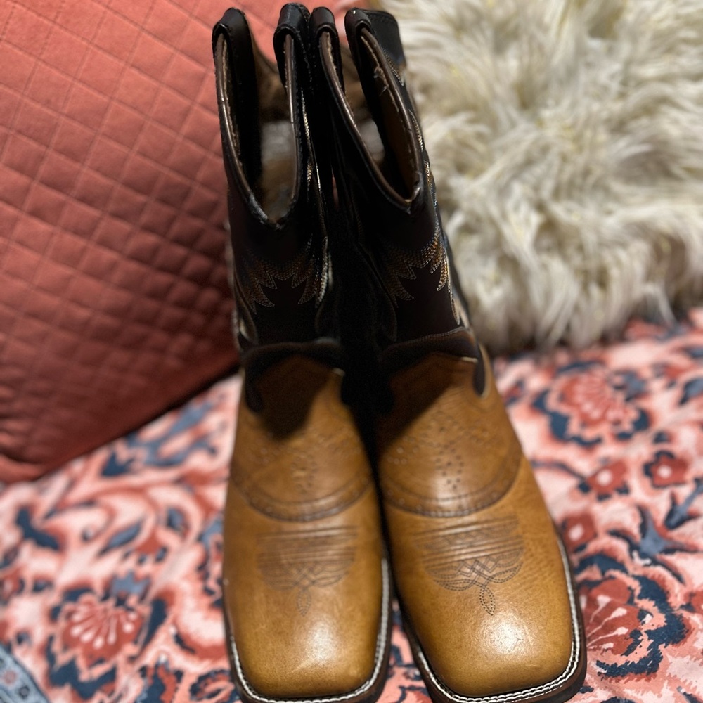 Justin Cowboy/ Cowgirl boots 7.5 fits like an 8. Gently used.